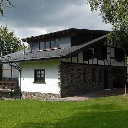 Beautiful Chalet In Xhoffraix With Garden בקתה מאלמדי